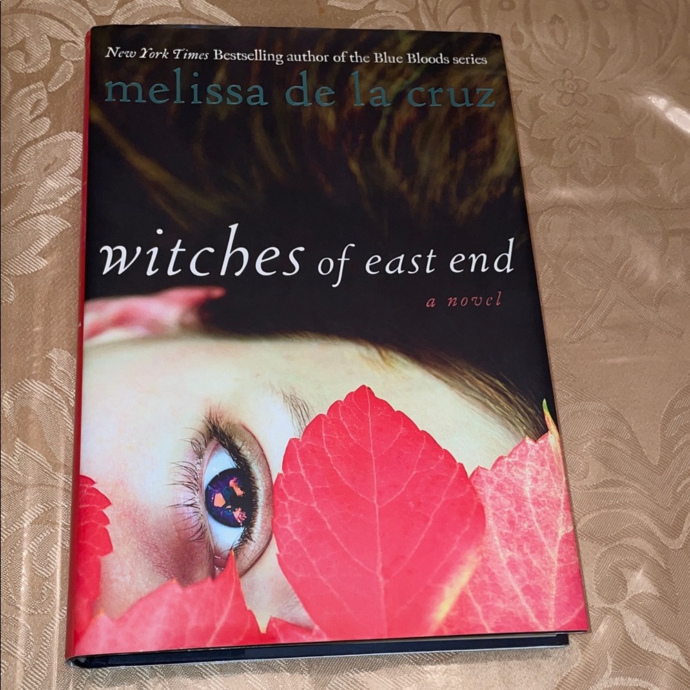 Melissa De La Cruz, Witches of East End Hardcover Book